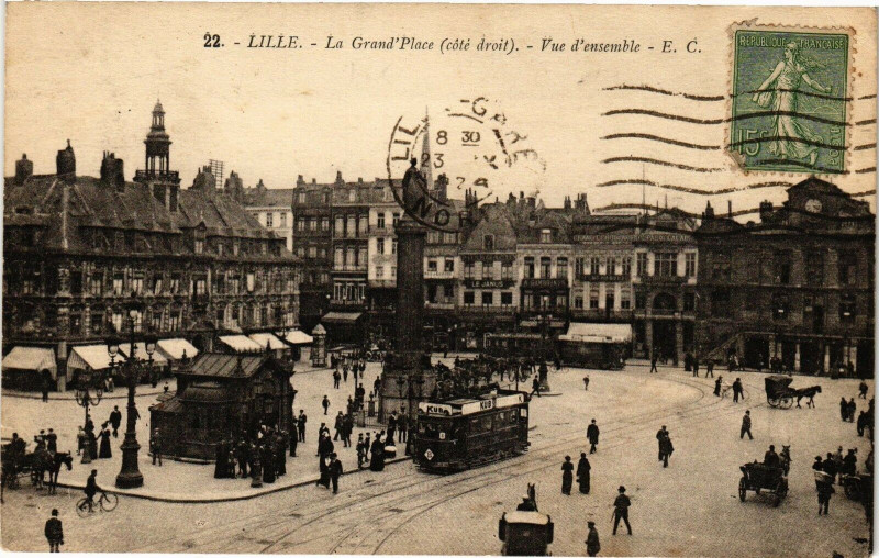 Carte postale ancienne Lille - La Grand'Place (cote droit) - Vue d'ensemble à Lille