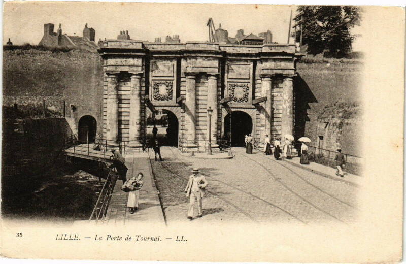 Carte postale ancienne Lille - La Porte de Tournai à Lille