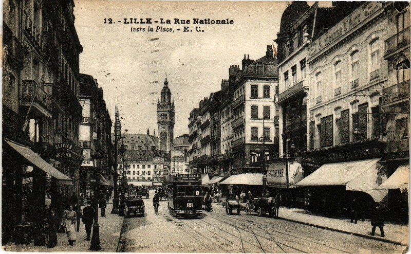 Carte postale ancienne Lille - La Rue Nationale (vers la Place) à Lille
