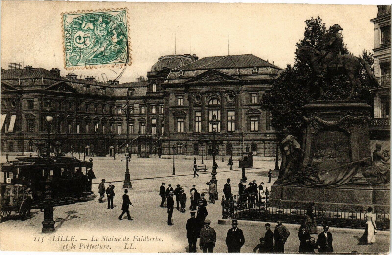Carte postale ancienne Lille - La Statue de Faidherbe et la Prefecture à Lille