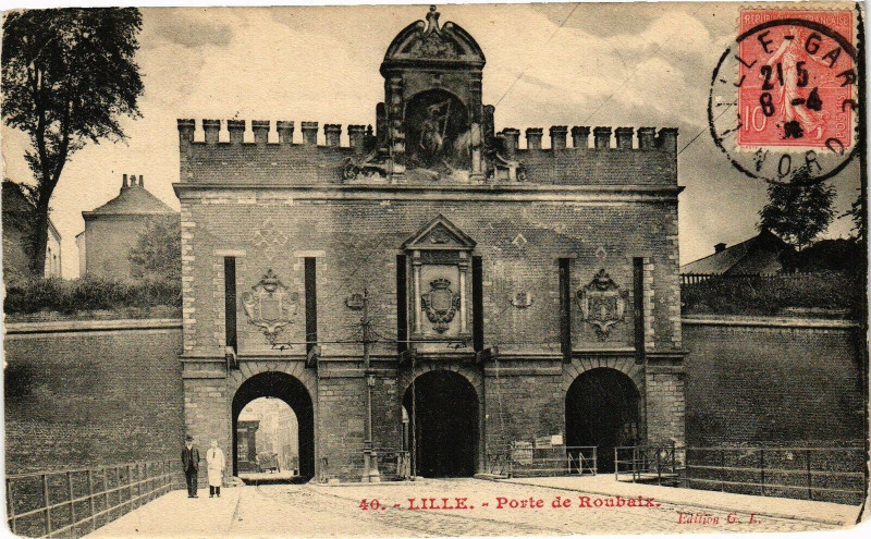 Carte postale ancienne Lille - Porte de Roubaix à Lille