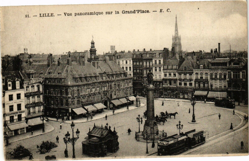 Carte postale ancienne Lille - Vue panoramique sur la Grand'Place à Lille