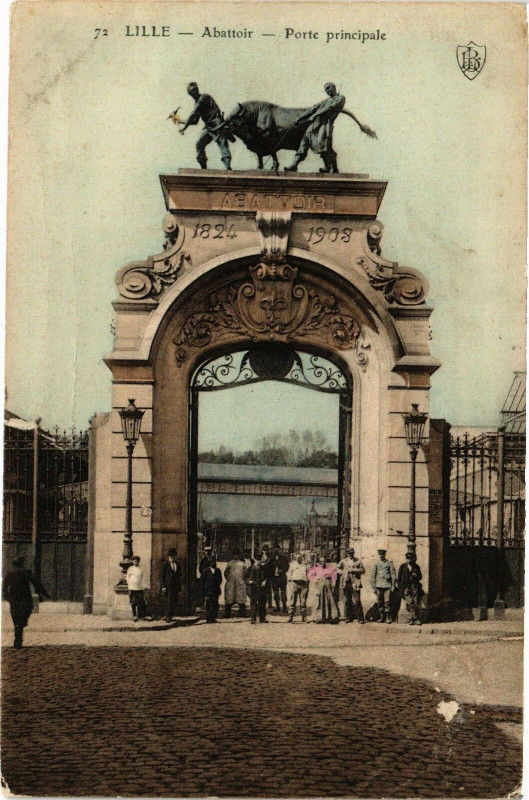 Carte postale ancienne Lille - Abattoir - Porte principale à Lille