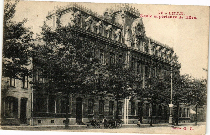 Carte postale ancienne Lille - Ecole superieure de filles à Lille