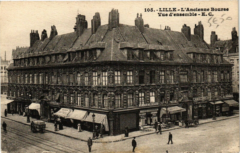Carte postale ancienne Lille - L'Ancienne Bourse - Vue d'ensemble à Lille
