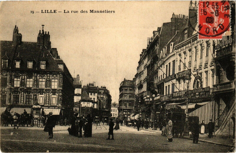 Carte postale ancienne Lille - La rue des Manneliers à Lille