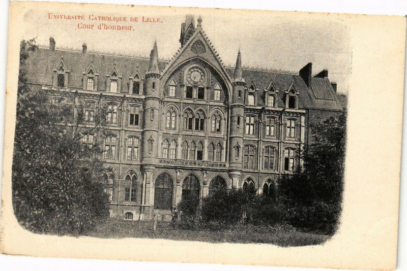 Carte postale ancienne Universite Catholique de Lille - Cour d'honneur à Lille