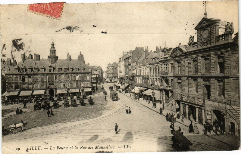 Carte postale ancienne Lille - La Bourse et la Rue des Manneliers à Lille