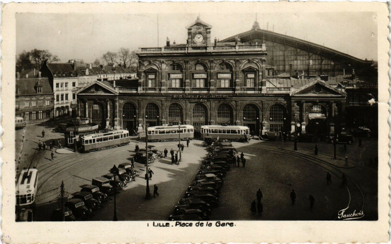 Carte postale ancienne Lille - Place de la Gare à Lille