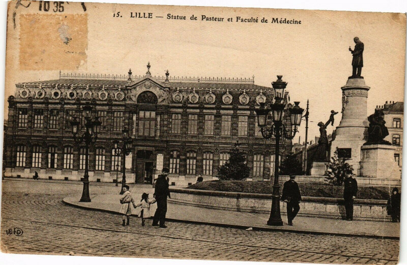 Carte postale ancienne Lille - Statue de Pasteur et Faculte de Medecine à Lille