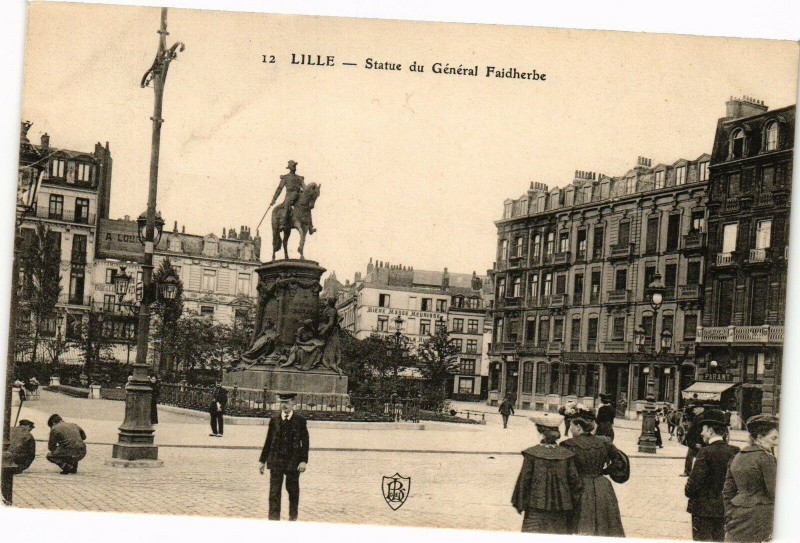 Carte postale ancienne Lille - Statue du général Faidherbe à Lille