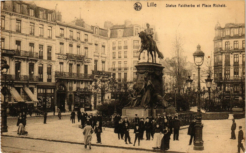Carte postale ancienne Lille - Statue Faidherbe et Place Richele à Lille