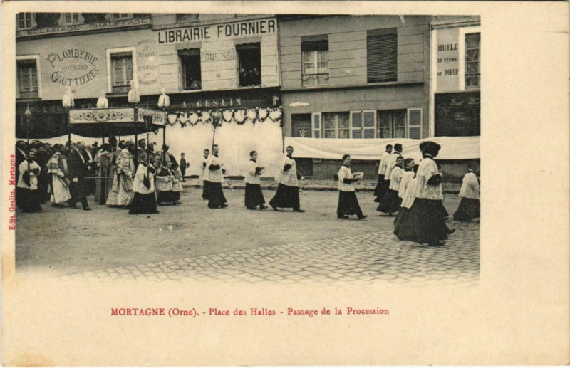 Carte postale ancienne Mortagne Place des Halles Passage de la Procession