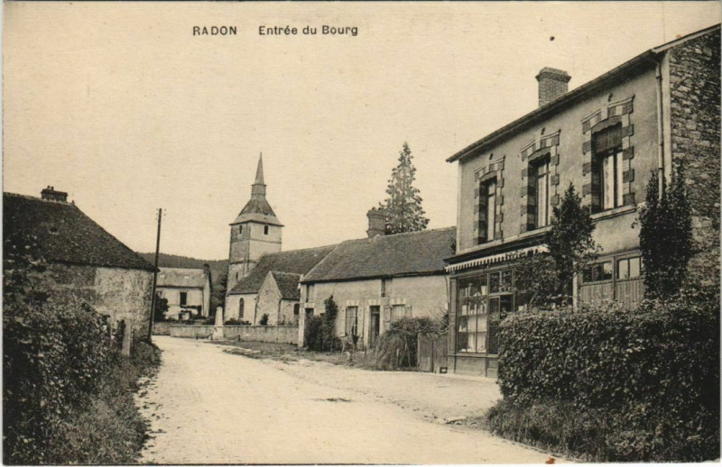 Carte postale ancienne Radon Entrée du Bourg