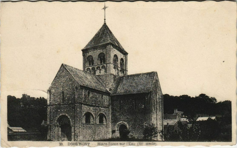 Carte postale ancienne Domfront Notre Dame sure l'Eau à Suré