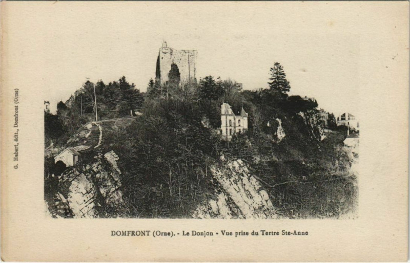 Carte postale ancienne Domfront La Donjon Vue prise du tertre Sainte-Anne à Ri