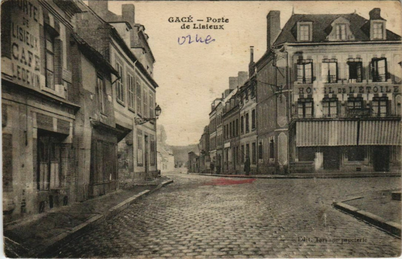 Carte postale ancienne Gace Porte de Lisieux à Gacé