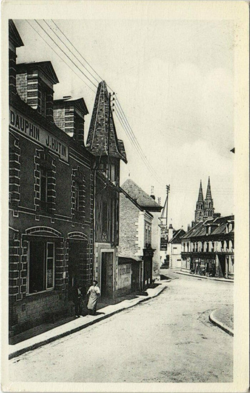 Carte postale ancienne Sees La Place des Halles et l'Hotel du Douphin à Sées