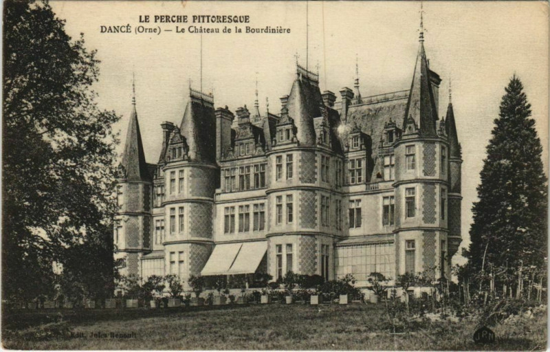 Carte postale ancienne La Perche Pittoresque Dance La chateau de la Bourdiniere