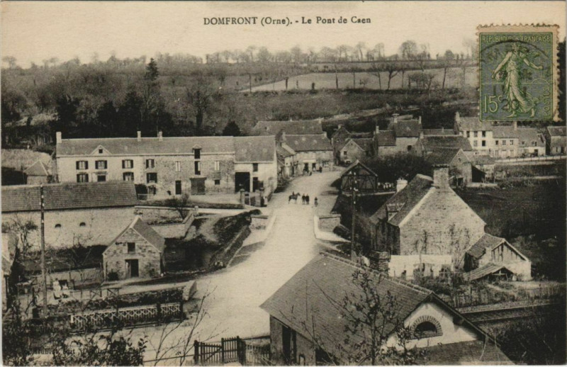 Carte postale ancienne Domfront Le Pont de Caen
