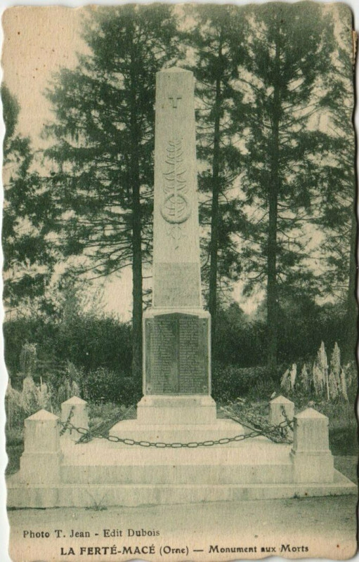 Carte postale ancienne La Ferte Mace Monument aux Morts à Macé