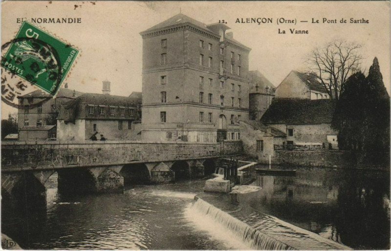 Carte postale ancienne Alencon Le Pont de Srthe La Vanne à Alençon