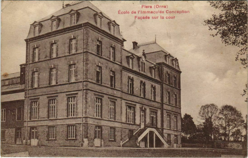 Carte postale ancienne Flers Ecole de l'Immaculée Conception Facade sur la cour à Flers