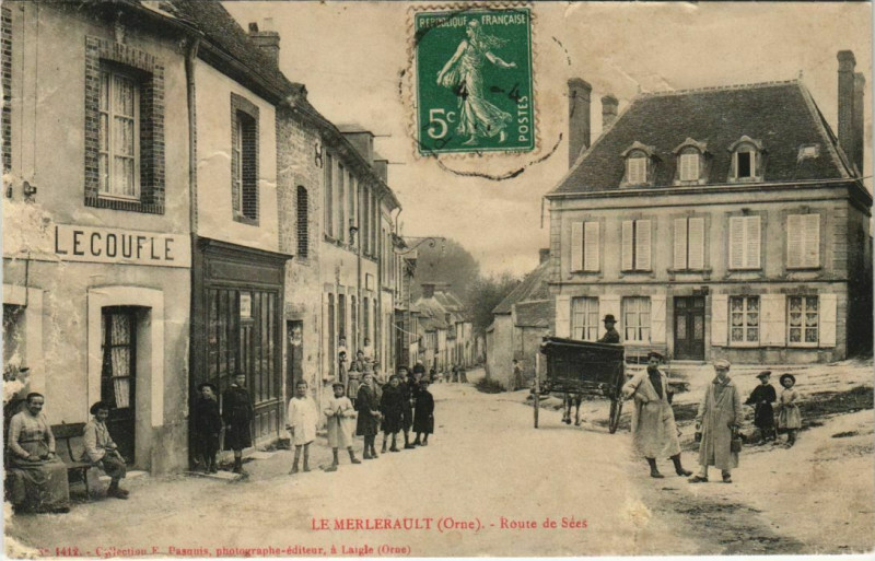 Carte postale ancienne Le Merlerault Route de Sées à Sées