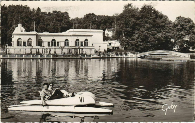 Carte postale ancienne Bagnoles-de-l'Orne Le Casino Le Lac