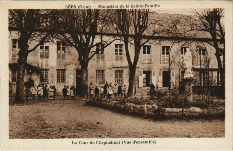 Carte postale ancienne Sees Monastere de la Sainte-Famille Cour d'Orphelinat à Sées