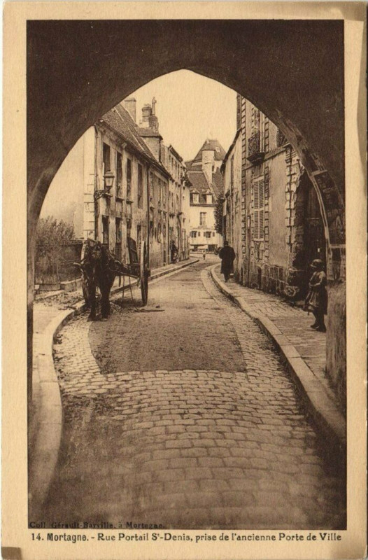 Carte postale ancienne Mortagne Rue Portail Saint-Denis prise le l'ancienne Porte de Ville à Ri