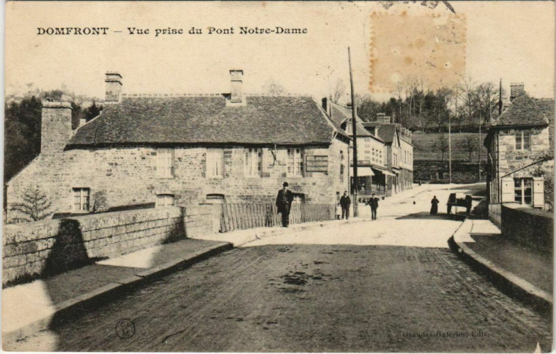 Carte postale ancienne Domfront Vue prise du Pont Notre Dame à Ri
