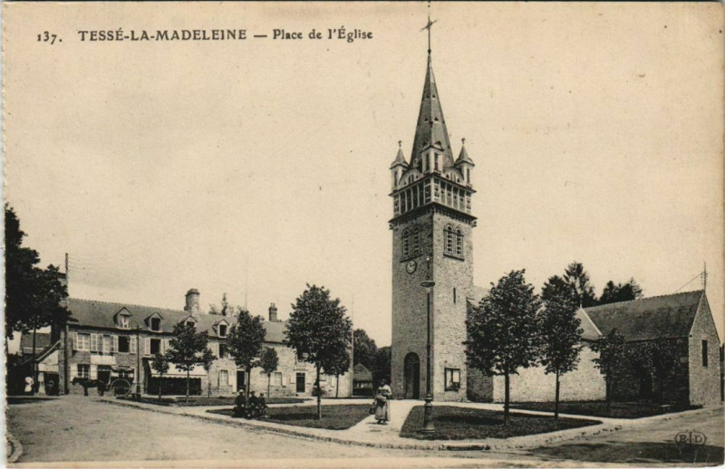 Carte postale ancienne Tesse-la-Madeleine Place de l'Eglise