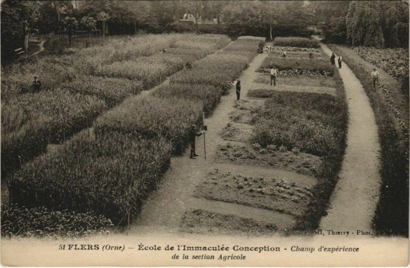 Carte postale ancienne Flers Ecole de l'Immaculée Conception Champ d'experience de l à Flers