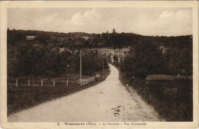 Carte postale ancienne Tourouvre La Verrerie, vue d'ensemble France à Ri