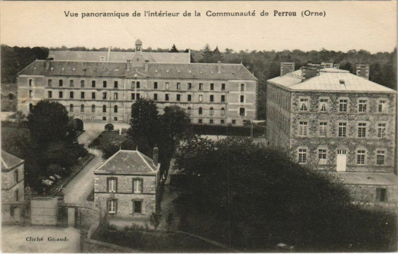 Carte postale ancienne Vue panoramique de l'interieur de la Communaute France à Ri