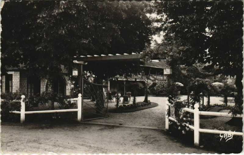 Carte postale ancienne Tesse la Madeleine Entree principale du Clos Joli France à Ri