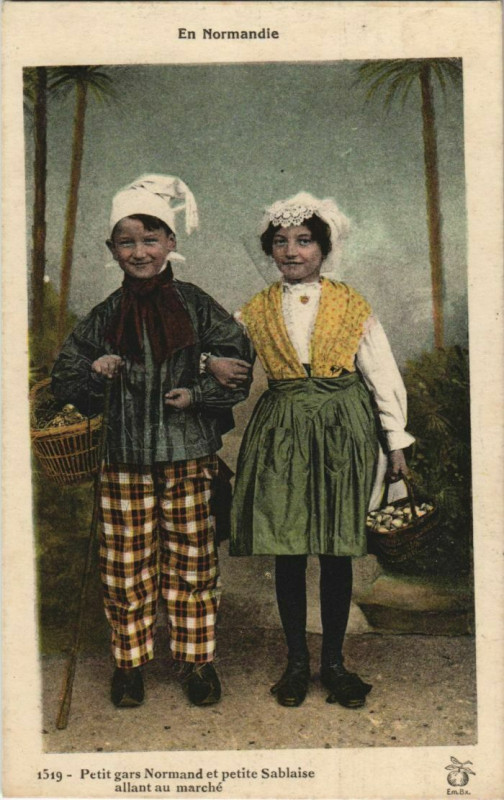 Carte postale ancienne En Normandie Petit gars Normand et petite Sablaise France