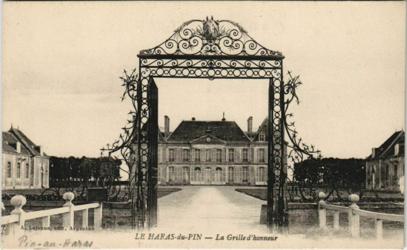 Carte postale ancienne Le Haras du Pin La Grille d'honneur France à Ri