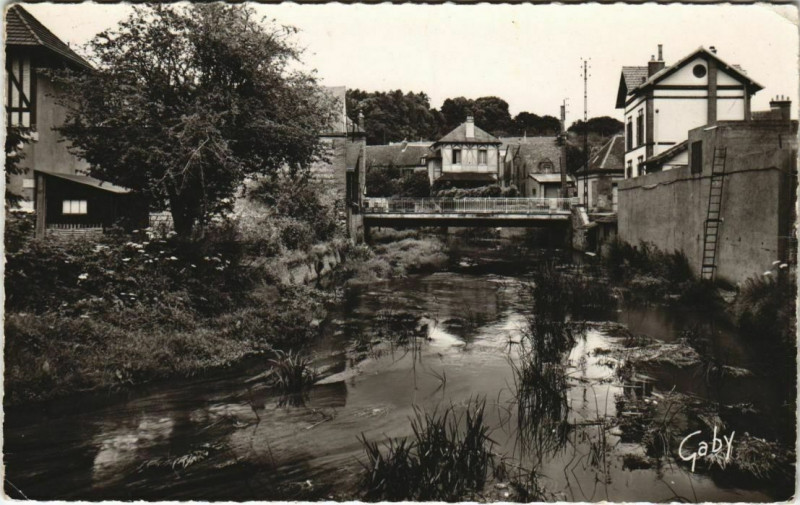 Carte postale ancienne Laigle Pont sur la Riviere la Risle France à Ri