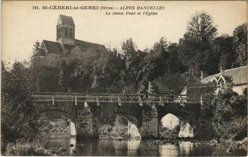 Carte postale ancienne Saint-Ceneri le Gerei Le vieux Pont et l'Eglise France à Ri