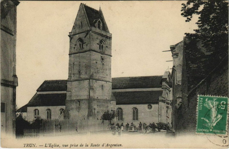 Carte postale ancienne Trun L'Eglise, vue prise de la Route d'Argentan France à Trun