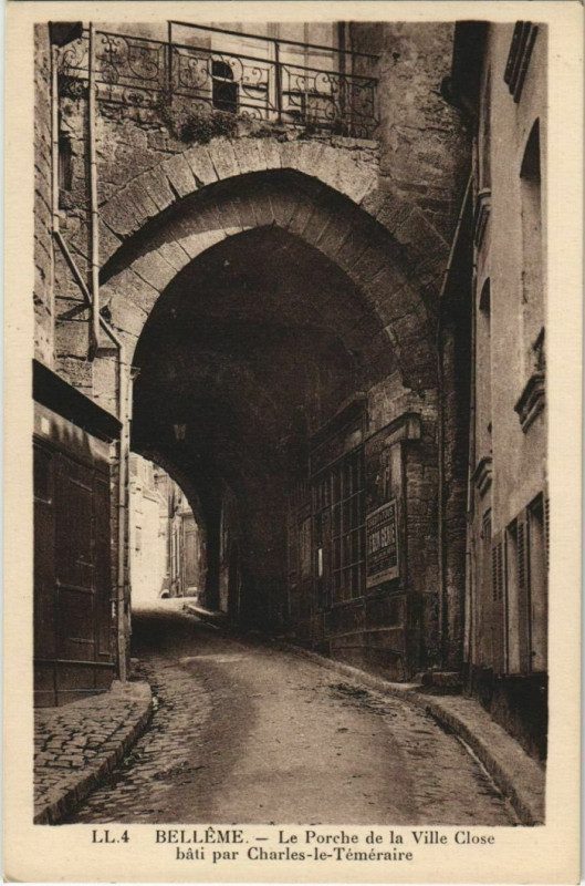Carte postale ancienne Belleme Le Porche de la Ville Close France à Bellême