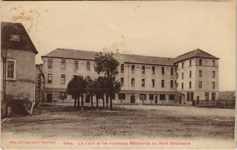 Carte postale ancienne Sees La Cour et les nouveaux Batiments France à Sées