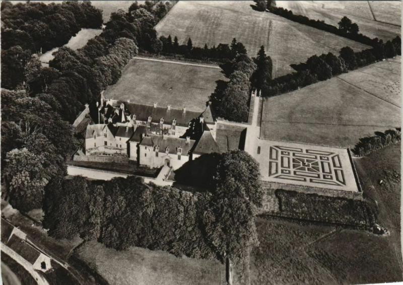 Carte postale ancienne Carrouges Le Chateau, Vue aerienne prise du Sud-Ouest France à Carrouges