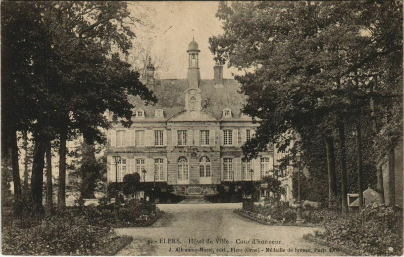 Carte postale ancienne Flers Hotel de Ville, Cour d'honneur France à Flers
