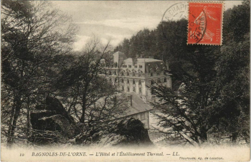 Carte postale ancienne Bagnoles de L'Orne L'Hotel et l'Etablissement Thermal France