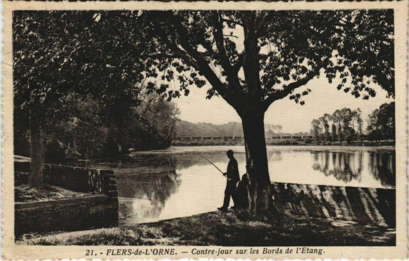 Carte postale ancienne Flers Contre-jour sur les Bords de l'Etang France à Flers