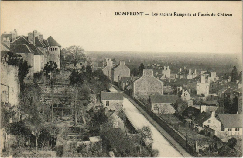 Carte postale ancienne Domfront Les anciens Remparts et Fosses du Chateau France