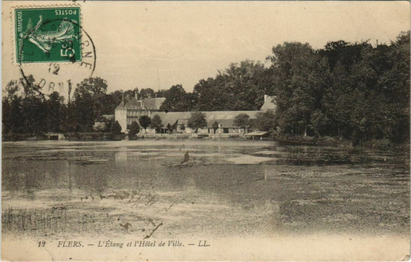 Carte postale ancienne Flers L'Etang et l'Hotel de Ville France à Flers